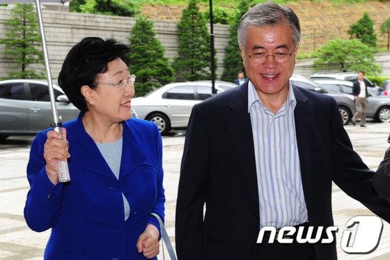 정치자금법 위반 혐의를 받고 있는 한명숙 전 총리가 문재인 의원 등 민주당의원들과 8일 오후 항소심 4회 공판에 참석하기 위해 서울 서초구 서울고등법원에 들어서고 있다.2013.7.8/뉴스1 © News1 윤선미 인턴기자