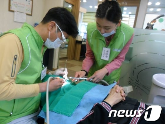 희망나눔 치과공동체는 중학생 50명을 선발해 장학금 1000만원을 지원한다고 8일 밝혔다.© News1
