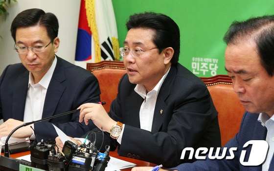 민주당 전병헌 원내대표가 9일 서울 여의도 국회에서 열린 원내대책회의에서 모두발언을 하고 있다.   2013.7.9/뉴스1 © News1 오대일 기자