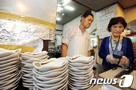 9일 오후 한 소비자식품위생감시원이 서울 용산구의 한 식당에서 사용하는 칼에 대해 ATP(미생물) 검사를 하고 있다. 이번 점검은 여름철 식중독 예방 및 원산지 표시제 조기정착을 위해 ‘냉면 및 한우고기 취급 음식점’ 200여 개소를 대상으로 위생 및 원산지표시 점검을 진행한다. 2013.7.9/뉴스1 © News1 양태훈 인턴기자