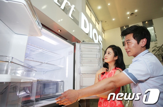 배우 김태희가 LG전자 창원공장을 방문해 냉장고 연구원의 상품 설명을 듣고 있다.(LG전자 제공) © News1