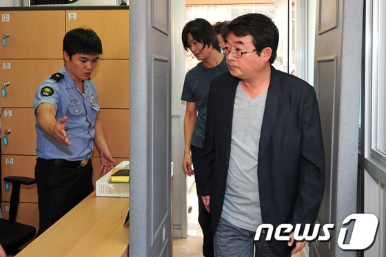 전주지방법원 2호 법정에 들어서고 있는 안도현 시인과 주진우 시사인 기자. 주 기자는 격려 차 안 시인에 대한 첫 공판이 열린 이날 전주지법을 찾았다. 2013.8.1/뉴스1 © News1 김대웅 기자