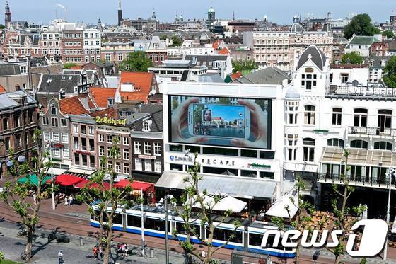 네덜란드 암스테르담의 렘브란트광장에 설치된 갤럭시S4 옥외광고판. 삼성전자는 전세계 주요 6개 도시에서 갤럭시S4를 알리는 프로젝트를 진행 중이다.(삼성전자 제공)© News1  