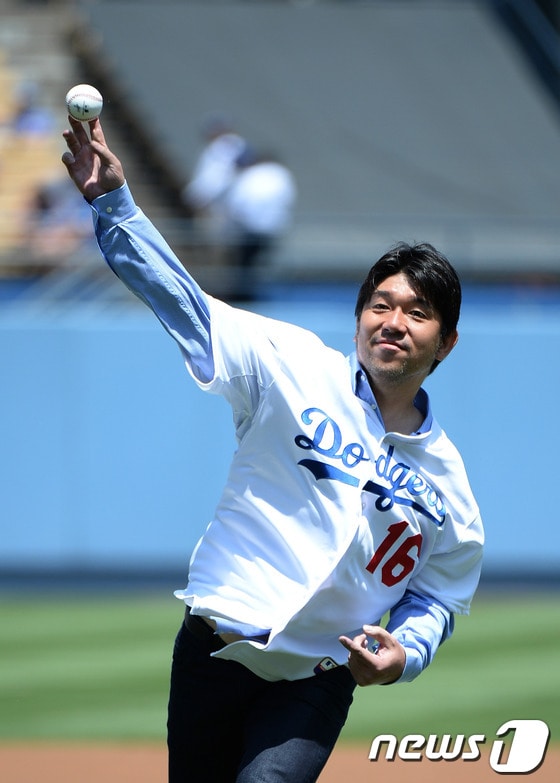 11(한국시간) LA 다저스 출신 노모 히데오(45)가 '노모 버블헤드의 날'을 맞아 다저스와 탬파베이 레이스와의 경기에 앞서 시구자로 나섰다. © AFP=뉴스1  