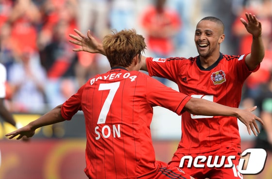 바이엘 레버쿠젠의 손흥민(왼쪽)과 시드니 샘이 10일(현지시간) 열린 '2013~2014' 분데스리가 1라운드 SC 프라이부르크와의 홈경기에서 골을 넣은 후 환호하고 있다. © AFP=News1