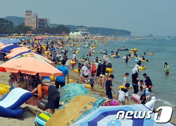 울산지역에 연일 기록적인 폭염이 이어지고 있는 가운데 11일 울주군 진하해수욕장이 물놀이를 즐기려는 피서객들로 북새통을 이루고 있다. 2013.8.11/뉴스1 © News1 노화정 기자