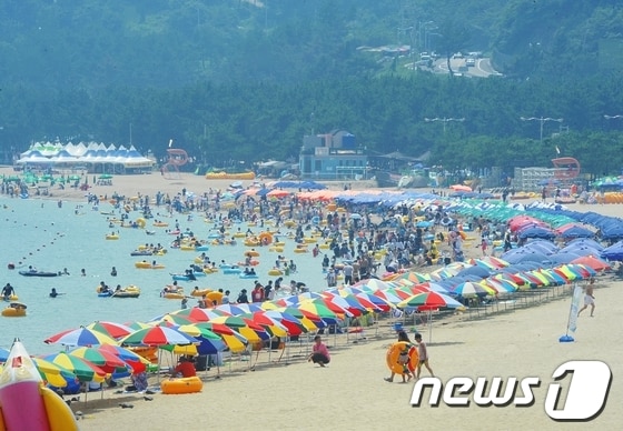 지난해 여름 울산 울주군 진하해수욕장에서 많은 시민들이 물놀이를 즐기며 더위를 식히고 있다. 2013.8.11/뉴스1 © News1 노화정 기자