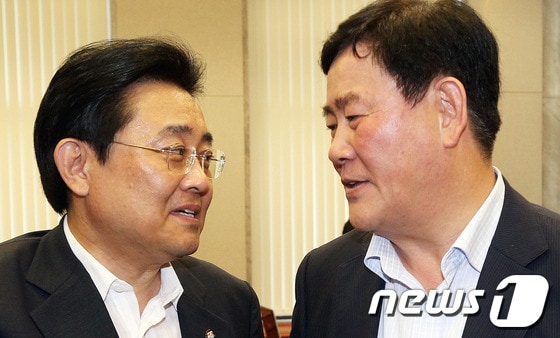 지난 12일 오후 서울 여의도 국회에서 열린 운영위원회 전체회의에서 최경환 위원장과 민주당 전병헌 원내대표가 국정원 국정조사 특위 활동기간 연장안 처리를 위한 '원포인트' 본회의 개최를 의결한 뒤 대화를 나누고 있다. 2013.8.12/뉴스1 © News1   오대일 기자