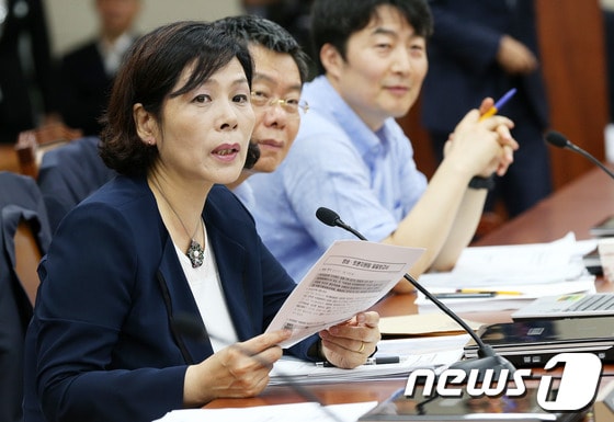 지난 13일 서울 여의도 국회에서 열린 국회 방송공정성특별위원회 전체회의에서 민주당 최민희 의원이 발언하고 있다. 2013.8.13/뉴스1 © News1 오대일 기자