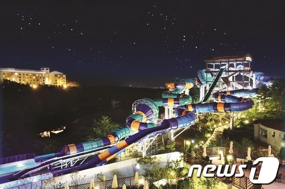 한화리조트 설악워터피아 야간 전경.© News1