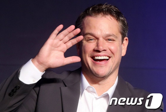 할리우드 맷 데이먼이 14일 오전 서울 여의도 콘래드 서울에서 열린 영화 '엘리시움' 기자회견에 참석해 취재진과 인사하고 있다. 2013.8.14/뉴스1 © News1