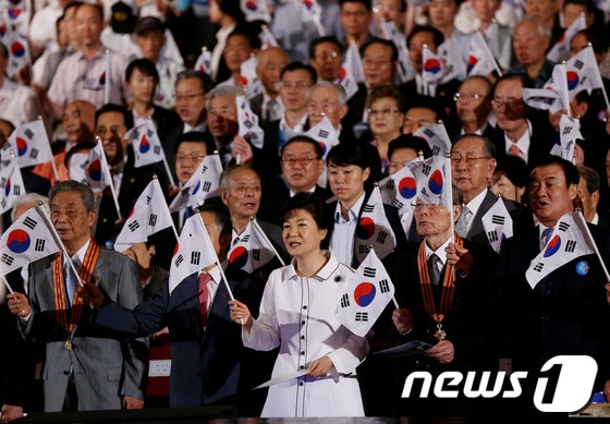 박근혜 대통령이 지난해 8월15일 서울 세종문화회관에서 열린 제68주년 광복절 경축식에 참석해 광복절 노래를 제창하고 있다. (청와대 제공) 2013.8.15/뉴스1 ⓒ News1