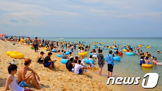 강릉 경포대 해수욕장 2013.8.17/뉴스1 © News1 윤창완 기자