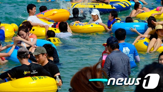 17일 오후 2시께 강릉 경포해변에서 해수욕을 즐기는 사람들. 2013.8.17/뉴스1 © News1윤창완 기자