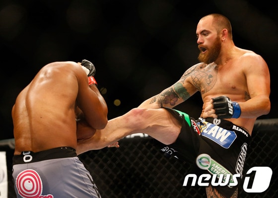 트래비스 브라운(오른쪽)이 17일(현지시간) 미국 매사추세츠주 보스턴 TD가든에서 열린 'UFC FIGHT NIGHT 26' 헤비급 경기에서 알리스타 오브레임을  앞차기로 공략하고 있다. © AFP=News1   