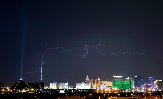 18일(현지시간) 미국 네바다주 라스베이거스 대로 위에 번개가 내리치고 있다. 이날 기상청은 뇌우와 홍수 경보를 발령했고 번개를 동반한 비가 몰아쳤다. © AFP=뉴스1  
