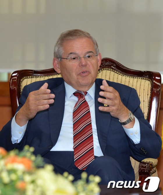 19일 오후 서울 세종로 외교부 청사 접견실에서 윤병세 외교부 장관을 예방한 로버트 메넨데즈 미국 상원 외교위원장이 인사말을 하고있다. 지난 2월 미 상원 외교위원장으로 취임한 로버트 메넨데즈 위원장은 동북아시아 4개국 순방중이며, 취임 후 첫 우리나라 방문이다. 2013.8.19/뉴스1 © News1 박철중 기자