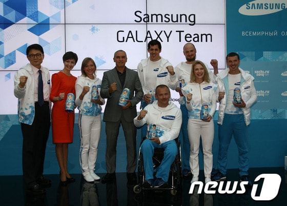 왼쪽부터 전성호 삼성전자 CIS총괄 부사장, 러시아 올림픽 위원회 부위원장 아나스타샤 다비도바, 삼성 갤럭시 팀 러시아 선수 류드밀라 프리피프코바, 이고르 스톨리아로브 소치 동계올림픽 조직위원회 부위원장 , (이하 삼성 갤럭시 팀 러시아 선수) 에브게니 말킨, 세라핌 피칼로브, 타티아나 보로둘리나, 에브게니 유스트유고프, 세르게이 실로브(아래)가 '소치 동계 올림픽 삼성 갤럭시 팀 러시아 발표회'에서 소치 동계올림픽의 성공을 기원하며 화이팅을 외치고 있다.(삼성전자 제공)© News1