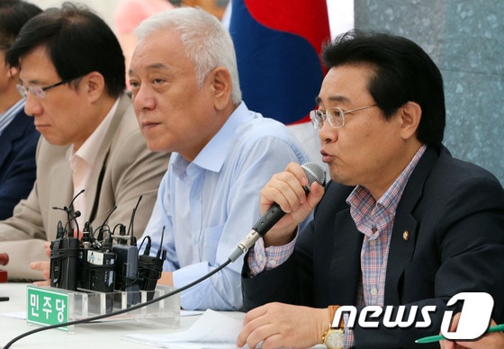 본격적인 대여 장외투쟁에 나선 민주당 전병헌 원내대표가 2일 오전 서울광장에서 열린 현장 최고위원회의에서 발언을 하고 있다. 2013.8.2/뉴스1 © News1 송원영 기자