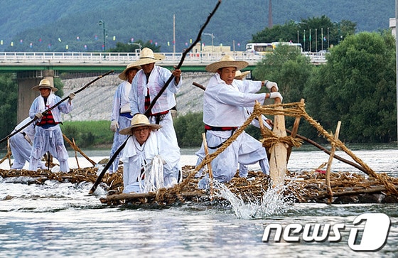 2일 강원 영월군 동강에서 ‘2013 영월동강축제’가 열린 가운데 전통뗏목 시연회 관계자가 힘차게 노를 젖고 있다. 2013.8.2/뉴스1 ⓒ News1 하중천기자