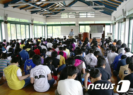 지난해 정선아리랑전수관에서 관광객과 학생들이 정선아리랑을 전수 받고 있다. (사진제공=정선군청).2013.8.21 © News1 하중천 기자