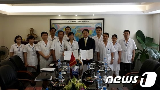 선승훈 선병원 의료원장&#40;사진 오른쪽부터 앞줄 네번째&#41;은 20일 베트남 하노이에 위치한 건설병원에서 항민흐래&#40;Hang Minh Le&#41; 원장&#40;오른쪽부터 앞줄 다섯번째&#41;을 만나 상호협력을 위한 업무협약을 체결했다./사진제공=대전선병원© News1 