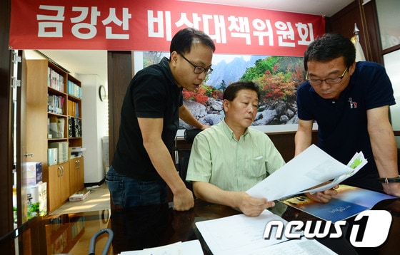 금강산기업인협의회 신양수 부회장(가운데)과 관계자들이 21일 서울 마포구 성산동 협의회 사무실에서 대화를 하고 있다.이들은 최근 정부가 금강산관광 재개를 위한 북측의 실무회담 제안에 즉시 응할 것을 촉구했다. 2013.8.21/뉴스1 © News1 손형주 기자