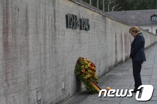 앙겔라 메르켈 독일 총리가 20일&#40;현지시간&#41; 뮌헨 인근 다하우의 나치 강제 수용소에서 헌화하고 있다. © AFP=뉴스1 