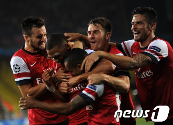 아스날 선수들이 22일(한국시간) 페네르바체와의 UEFA 챔피언스리그 플레이오프 1차전 경기 중 키어런 깁스(왼쪽에서 두 번째)의 선제 득점 후 기뻐하고 있다. © AFP=News1