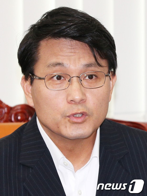 새누리당 윤상현 원내수석부대표가 22일 오후 서울 여의도 국회에서 기자간담회를 열고 민주당 국정원 국정조사 특위 소속 의원들의 청와대 항의방문을 비판하고 있다. 2013.8.22/뉴스1 © News1 오대일 기자