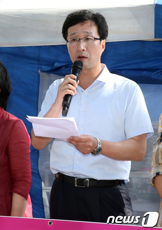 천호선 정의당 대표가 22일 오후 서울시청 광장에서 국가정보원 대선 개입 사건에 대한 박근혜 대통령의 직접적인 해결을 촉구하는 무기한 농성에 앞서 기자회견을 하고 있다. 2013.8.22/뉴스1 © News1   허경 기자