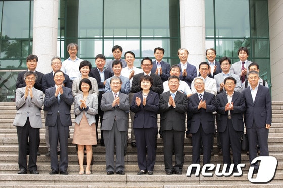 이철 울산대 총장(앞줄 왼쪽에서 네 번째)과 황선혜 숙명여대 총장(앞줄 가운데)이 22일 양교 교무위원들과 울산대 행정본관 앞에서 교류회를 가진 뒤 기념촬영을 하고 있다. (울산대학교 제공) © News1  