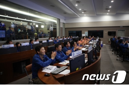 아리랑5호와의 첫 교신에 성공한 대전 지상국(항공우주연구원 위성종합관제실)에서 성공직후인 23일 새벽 6시경 환호의 박수가 터져나오고 있다. /2013.8.23 박지선© News1