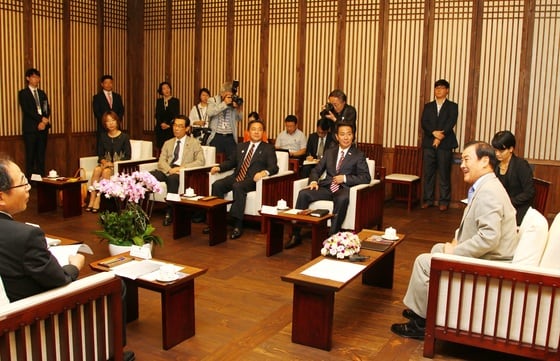 강창희 국회의장이 23일 의장접견실에서 제 21차 한일포럼 참석을 계기로 방한 중인 마에하라 세이지&#40;前原 誠司&#41; 중의원 의원 등 일본 민주당 내 &#39;전략적 일한 관계를 생각하는 의원 모임&#39; 의원들을 접견하고 있다. © News1  