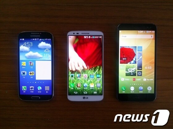 왼쪽부터 삼성전자의 갤럭시S4 LTE-A, LG전자의 G2, 팬택의 베가LTE-A.© News1 