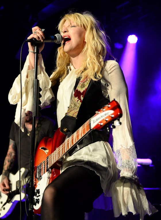 90년대 거라지록 밴드 '너바나'의 비운의 보컬 커트 코베인의 부인이었던 가수 코트니 러브가 22일(현지시간) 미국 라스베이거스의 하드록 호텔 카지노 설립 기념 행사에서 열창하고 있다. © AFP=뉴스1  