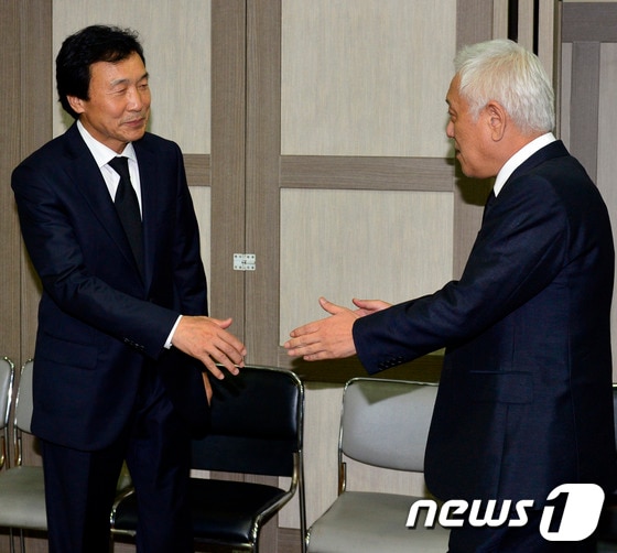 김한길 민주당 대표가 지난 8월 24일 오후 손학규 민주당 상임고문의 형수 빈소가 마련된 서울 강남구 압구정성당 희망채에서 손고문과 악수를 하고 있다.                                                                              2013.8.24/뉴스1 © News1 최영호 기자