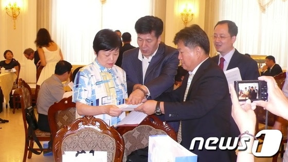 염태영 수원시장의 친서를 리샤오린 회장에 전달.(사진=수원시) © News1 