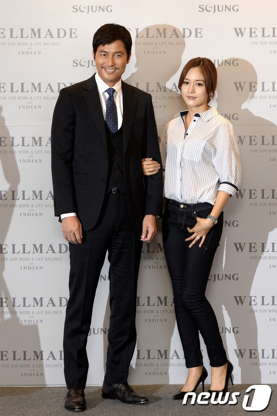 배우 정우성과 성유리가 26일 오전 서울 중구 플라자호텔에서 열린 세정그룹 통합 유통 브랜드 '웰메이드' 론칭 행사에서 포토타임을 갖고 있다. 세정은 창립 40주년을 앞두고 새로운 비지니스 모델을 론칭, '인디안' 브랜드를 비롯해 앤섬, 앤클리프, 피버그린 등 기존 로드숍에 편집숍 개념을 더한 매장 리뉴얼 작업을 연말까지 완료한다고 밝혔다. 2013.8.26/뉴스1 © News1   안은나 기자
