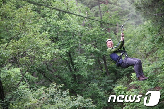 경기 가평군이 경북 문경시의 '짚-라인'을 벤치마킹해 짚-라인 설치사업을 추진하기로 하고 26일 사업설명회를 개최했다. 사진은 경북 문경시의 짚-라인 레포츠를 즐기는 모습. /사진제공=가평군 © News1  
