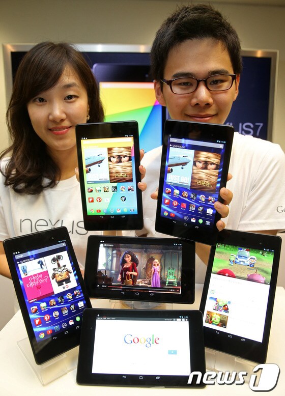 구글코리아가 26일 오전 서울 강남파이낸스센터에서 태블릿PC '넥서스7(2013)' 출시를 기념행사를 개최, 직원들이 제품을 선보이고 있다. '넥서스7(2013)'은 인치당 픽셀수(ppi)가 323개에 달하는 뛰어난 해상도는 물론 S4 Pro 쿼드코어 프로세서가 내장돼 있다. 2013.8.26 머니투데이/뉴스1 © News1   