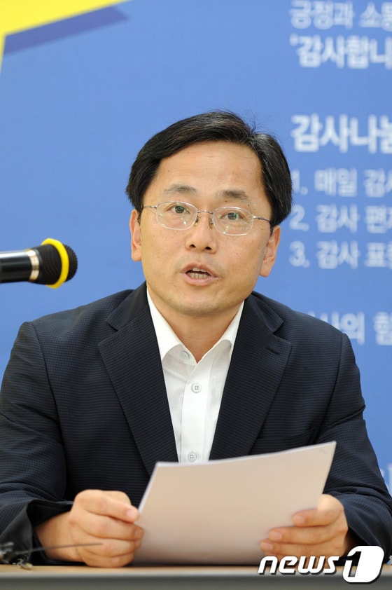 10.30포항.남울릉 재선거에 허대만 민주당 포항시 남구 울릉군 지역위원장이 26일 포항시청 브리핑룸에서 기자회견을 갖고 출마를 선언하고 있다.2013.8.26/뉴스1 © News1 최창호 기자