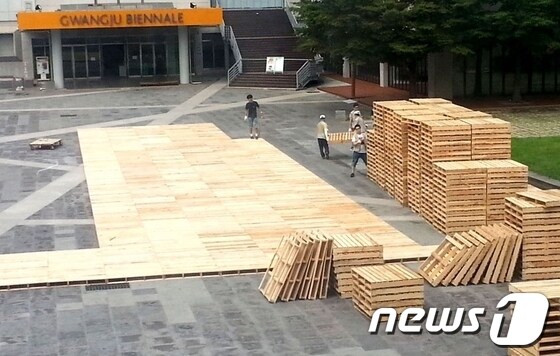 광주비엔날레 전시관 야외 광장에 조성될 가든 디자인 공사 장면© News1 