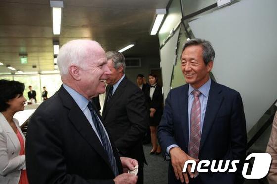 정몽준 새누리당 의원과이 26일 아산정책연구원에서 미국 공화당 대선 후보였던 존 매케인 상원의원과 만나 대화를 나누고 있다.  © News1  