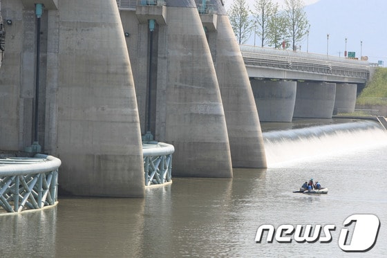 4대강 사업중단광주전남행동과 4대강사업국민검증단은 27일 전남 나주 승촌보하류에서 오병윤 민주통합당의원과 함께 영산강 현장조사를 실시하고 있다.2013.8.27/뉴스1 © News1 김태성 기자