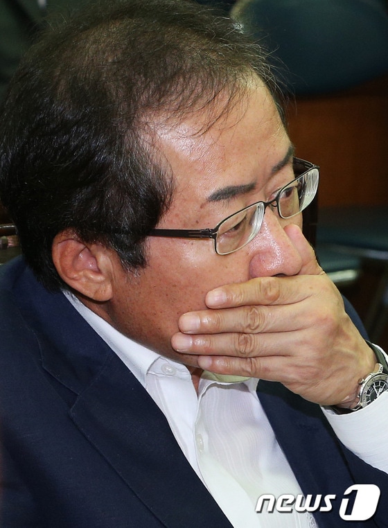 홍준표 경남지사가 지난 8월27일 서울 여의도 새누리당 당사에서 열린 당 소속 시도지사 간담회에 참석해 생각에 잠겨 있는 모습. &lt;자료 사진&gt; © News1 오대일 기자