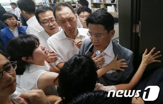 국가정보원과 검찰이 내란예비음모 등 혐의로 이석기 통합진보당 의원의 주거지 등 10곳에 대해 전격 압수수색을 실시한 28일 오전 서울 여의도 국회 의원회관 이석기 의원 사무실에서 국정원 직원들과 통합진보당 관계자들이 격렬한 몸싸움을 벌이고 있다. 2013.8.28/뉴스1 © News1 오대일 기자