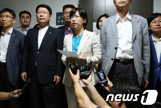국가정보원과 검찰이 내란예비음모 등 혐의로 이석기 통합진보당 의원의 주거지 등 10곳에 대해 전격 압수수색을 실시한 28일 오전 서울 여의도 국회 의원회관 이석기 의원 사무실에서 국정원 직원들과 통합진보당 관계자들이 언쟁을 벌이고 있다. 2013.8.28/뉴스1 © News1 오대일 기자