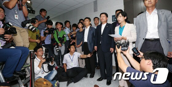국가정보원과 검찰이 내란예비음모 등의 혐의로 이석기 통합진보당 의원의 주거지 등 10곳에 대해 전격 압수수색을 실시한 28일 국회 의원회관 이석기 의원 사무실에 문서 파쇄기가 놓여 있다. 의원실 관계자들은 국정원의 압수수색이 시작되기 직전 일부 문서를 파쇄했다는 의혹을 받고 있다. 2013.8.28/뉴스1 © News1 오대일 기자