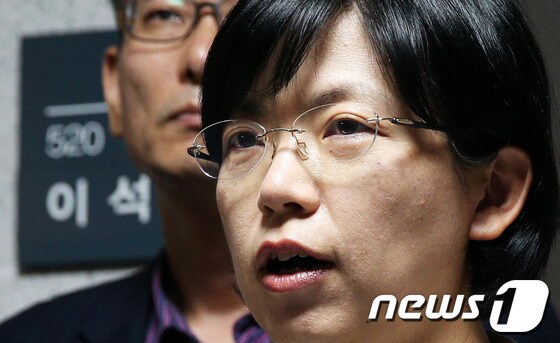 국가정보원과 검찰이 내란예비음모 등 혐의로 이석기 통합진보당 의원의 주거지 등 10곳에 대해 전격 압수수색을 실시한 28일 통합진보당 이정희 대표가 국회 의원회관 이석기 의원 사무실 앞에서 기자회견을 열고 국정원의 압수수색을 규탄하고 있다.이 대표는 이 자리에서